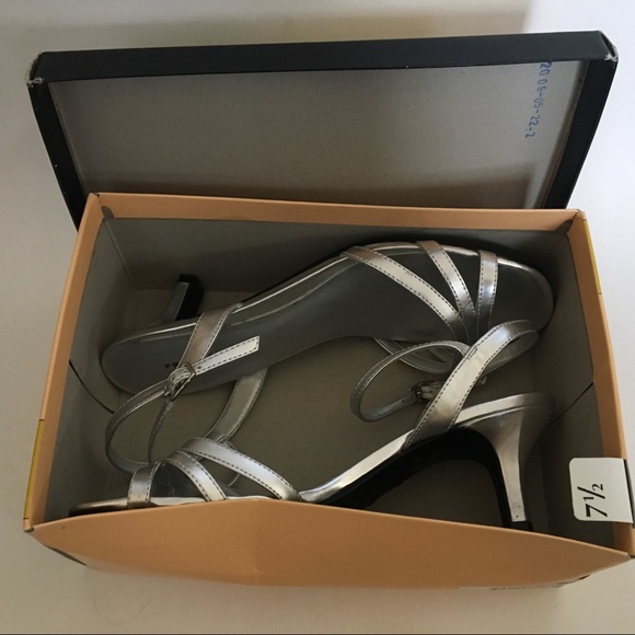 Predictions Size 7.5 Strappy Silver Heel - Picture 7 of 7